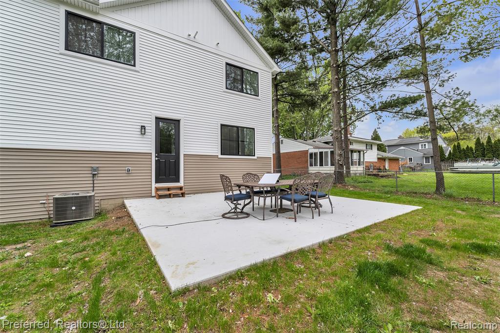 5264 Cooley Lake Road, Waterford, MI 48327 — Photo 56
