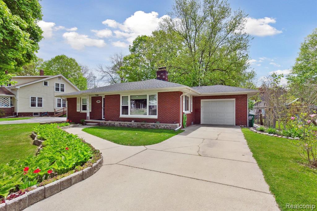 208 E SAINT CLAIR Street, Almont, MI 48003 — Photo 4
