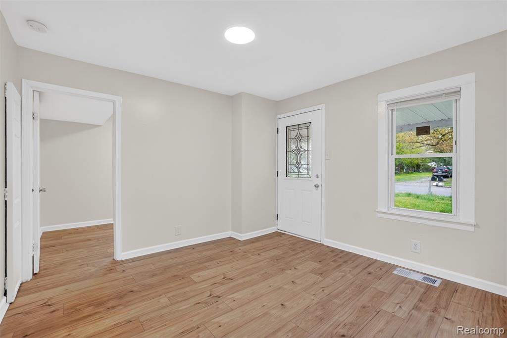 4910 HUGHES Road, Lansing, MI 48910 — Photo 8