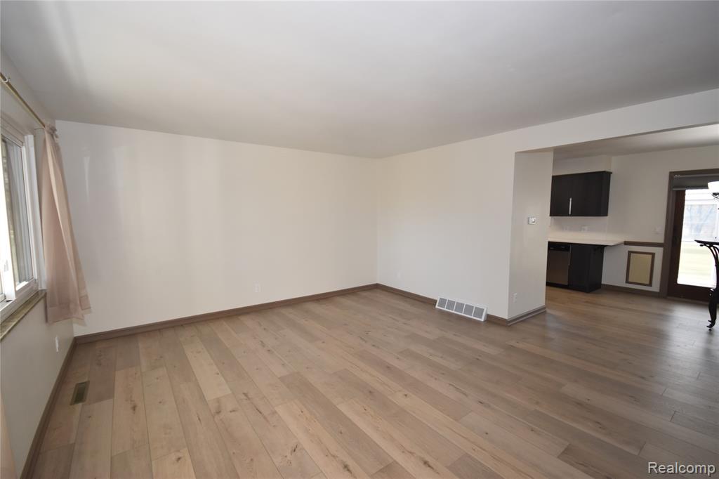 5106 Lakewood Drive, Grand Blanc, MI 48439 — Photo 5