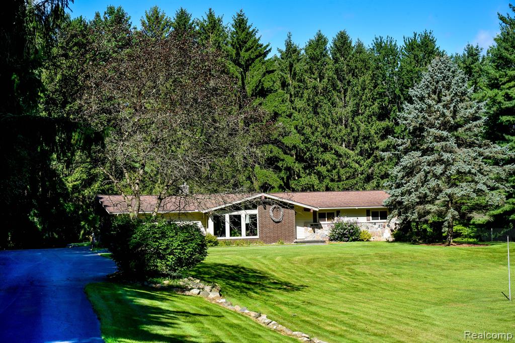 9245 PINE KNOB Road, Clarkston, MI 48348 — Photo 6