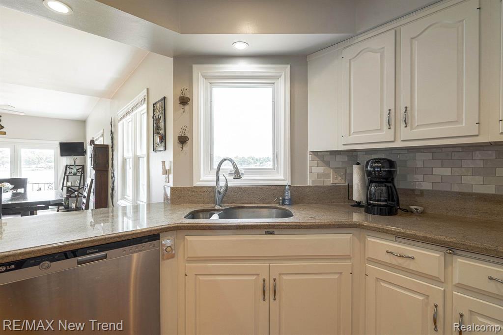 6768 HATCHERY Road, Waterford, MI 48327 — Photo 24