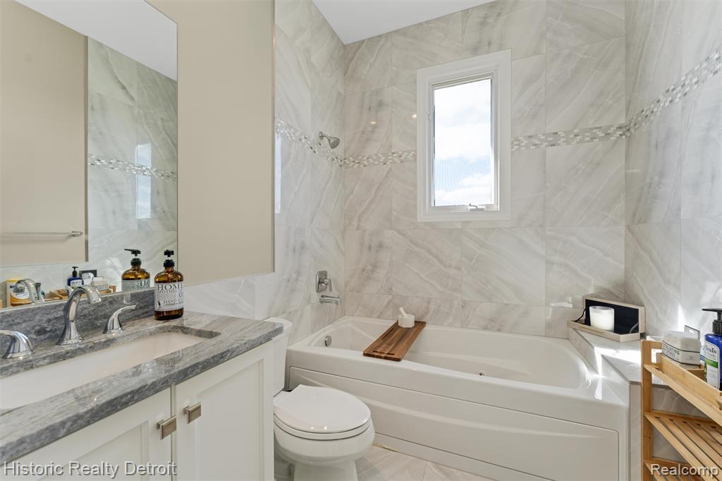 5695 N Branford Drive N, West Bloomfield, MI — Photo 36