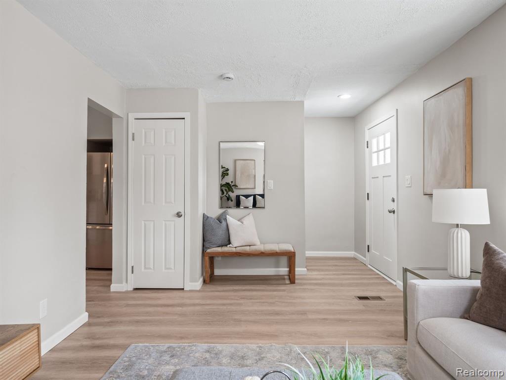 446 W BERNHARD Avenue, Hazel Park, MI 48030 — Photo 11