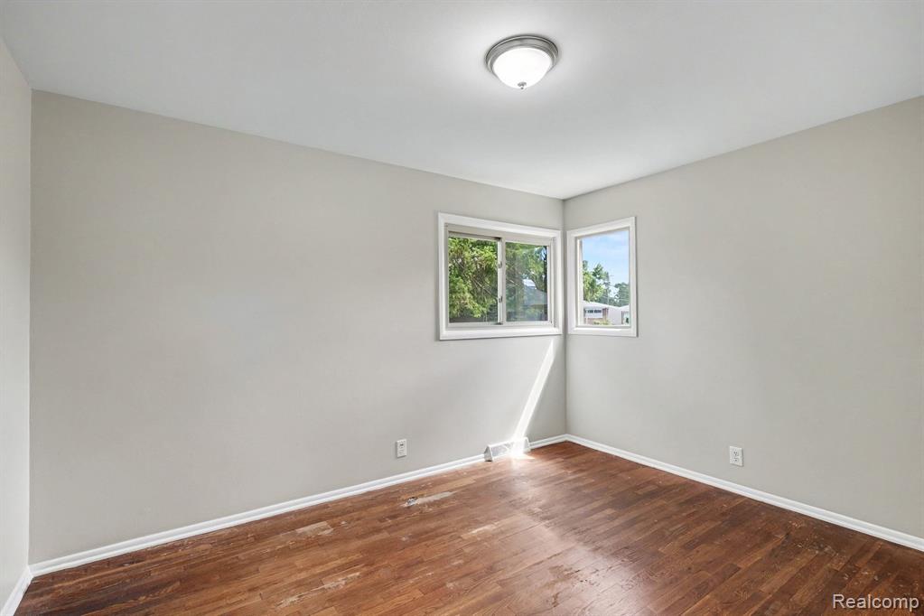 22282 E Schafer Street, Clinton Twp, MI 48035 — Photo 11