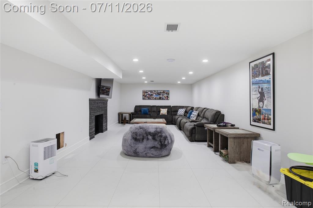600 WOODCREST Drive, Dearborn, MI 48124 — Photo 38