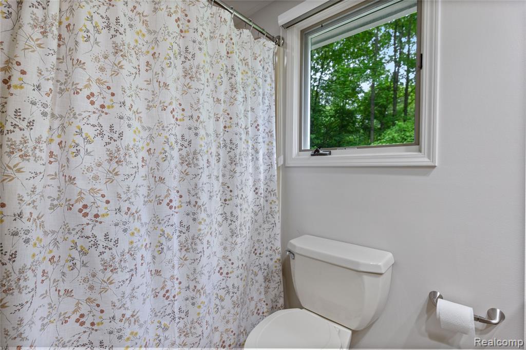 8268 Pine Lake Drive, Davisburg, MI 48350 — Photo 32