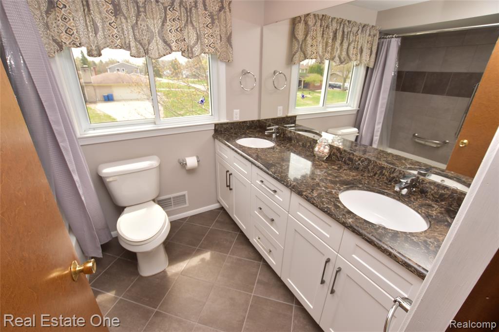 3275 Golfhill Drive, Waterford, MI 48329 — Photo 31