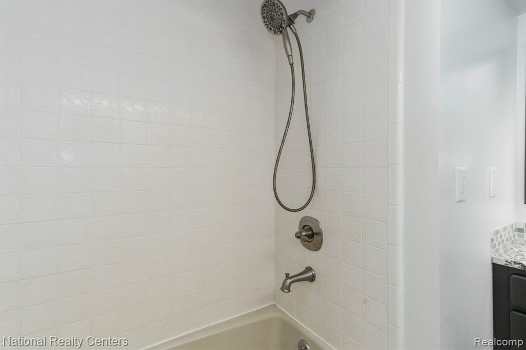 825 E WARDLOW Road, Highland, MI 48356 — Photo 37