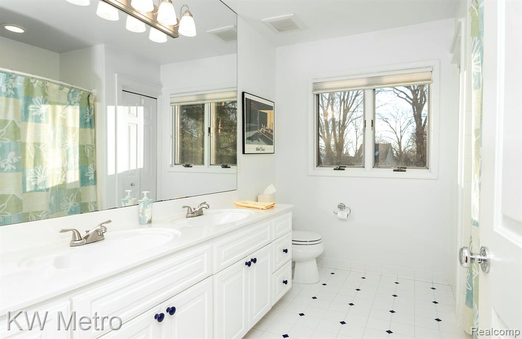 685 TRINWAY Drive, Troy, MI 48085 — Photo 34