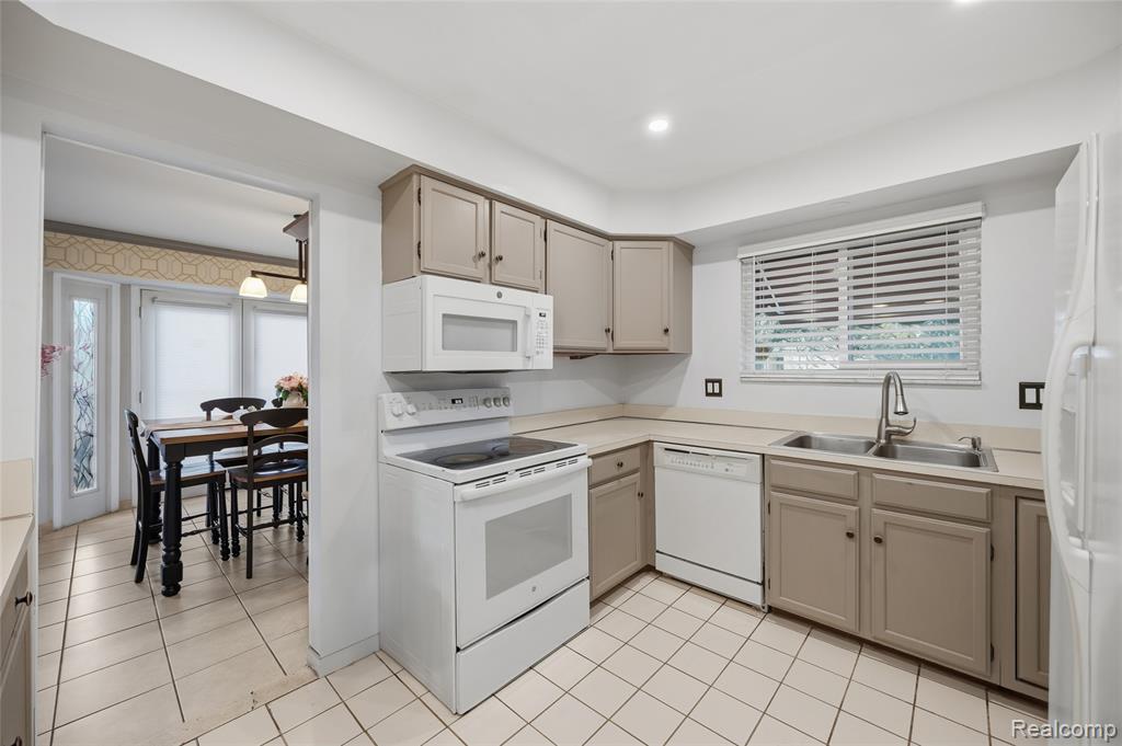 40645 Heatherlea Court, Clinton Twp, MI 48038 — Photo 11