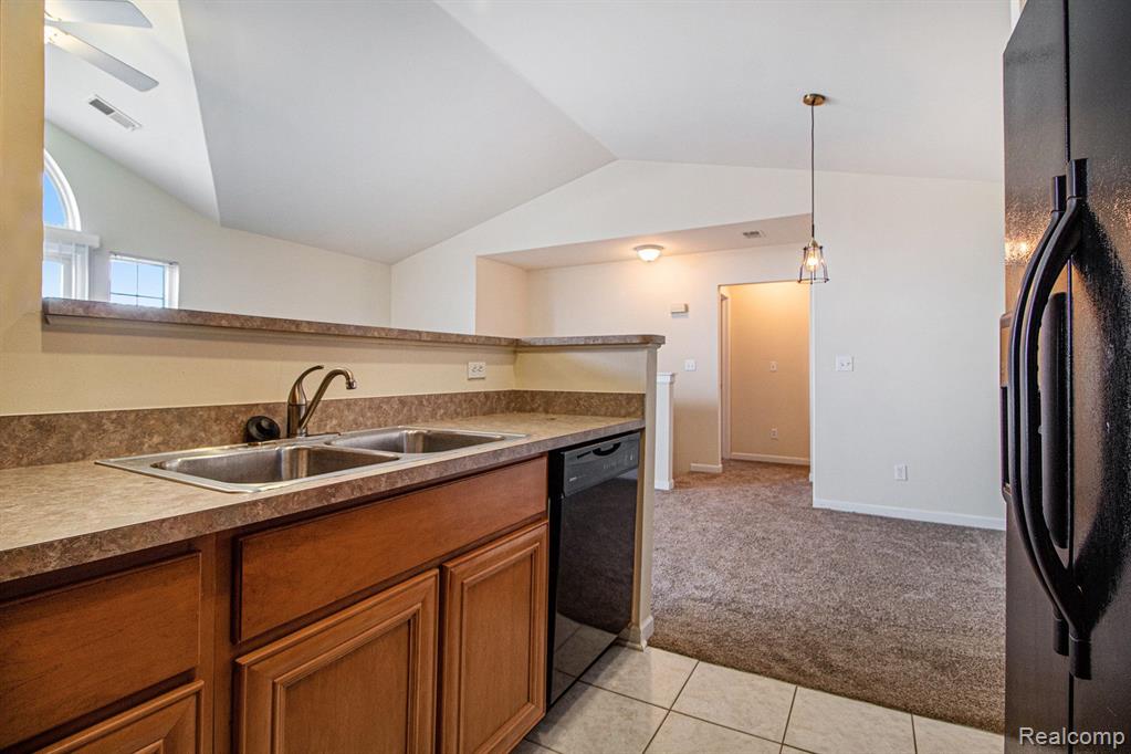 27261 HIDDEN OAKS Drive, Trenton, MI 48183 — Photo 9