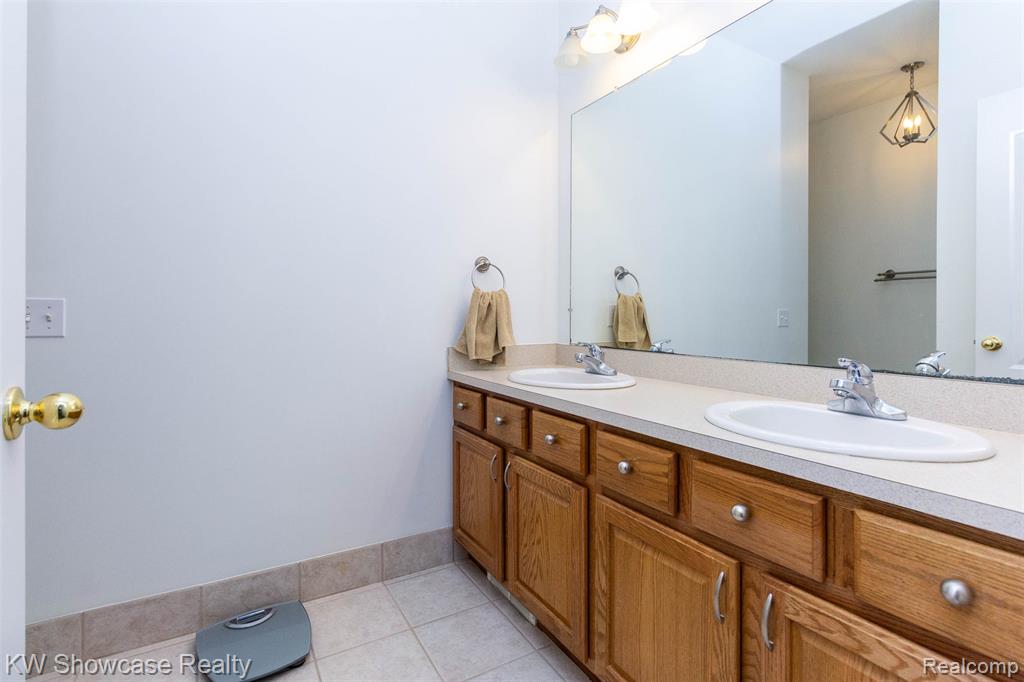 5726 Pinecroft Court, 44, Clawson, MI — Photo 20