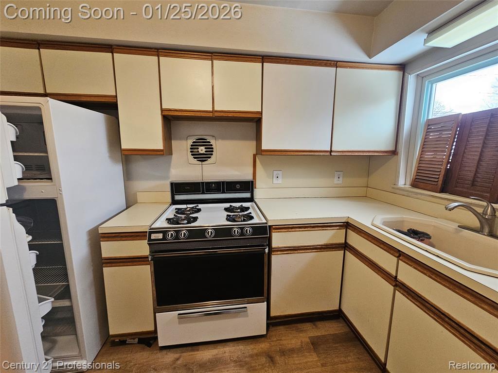 6582 Sterling Court, Garden City, MI — Photo 14