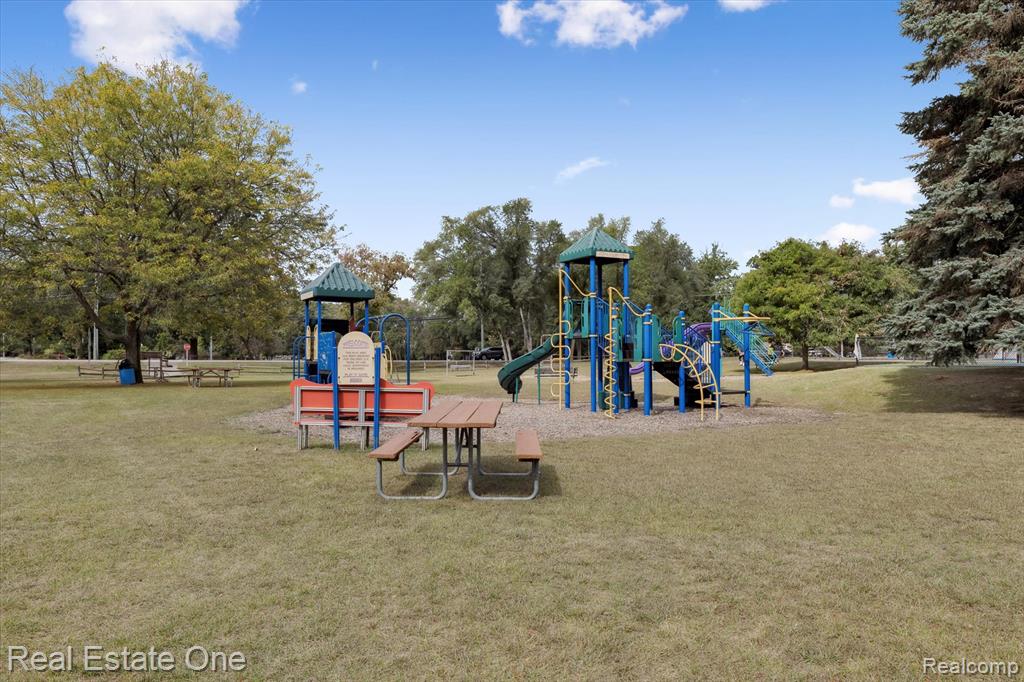 2436 Woodlawn Street, Wolverine Lake, MI 48390 — Photo 45