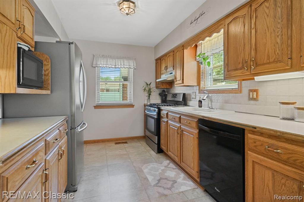 6900 CRESTWOOD Street, Dearborn Heights, MI 48127 — Photo 13