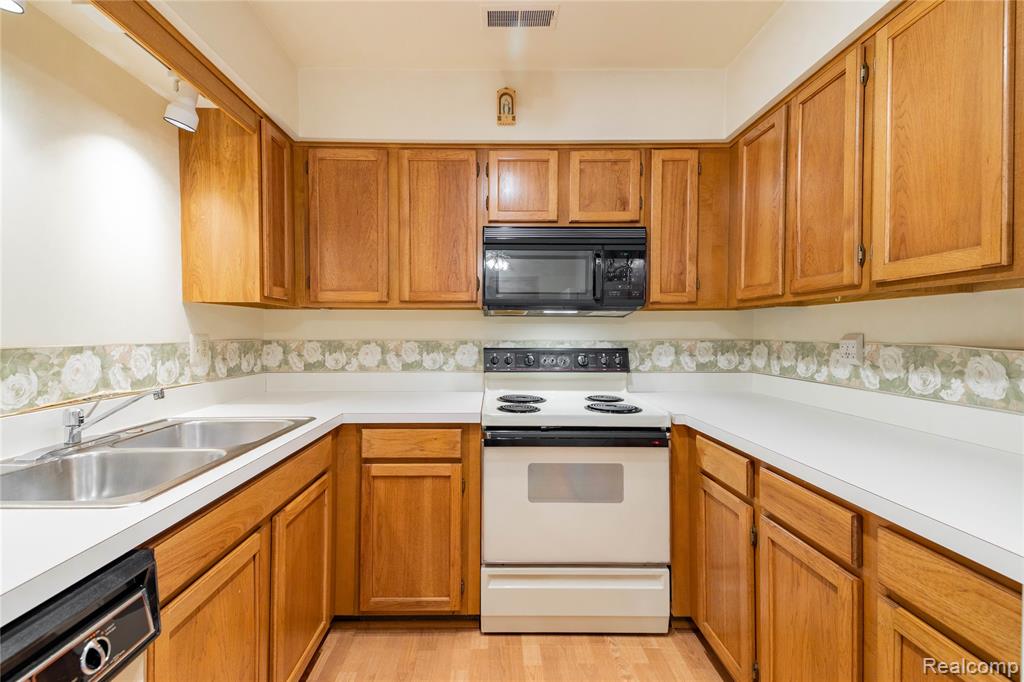 10241 Nancys Boulevard, 56, Grosse Ile, MI 48138 — Photo 15