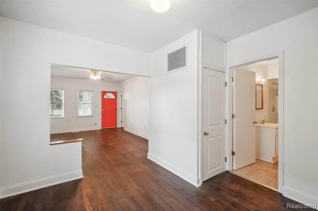 46 E HAYES Avenue, Hazel Park, MI 48030 — Photo 8