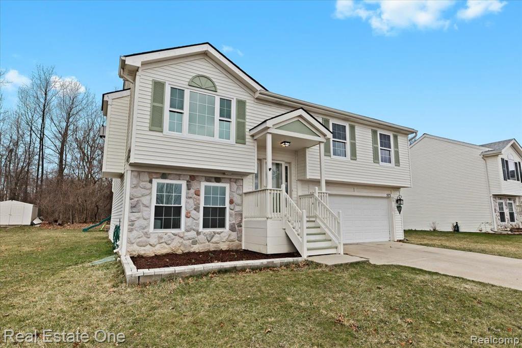 573 CARRIAGE HILL Drive, Fenton, MI 48430 — front exterior
