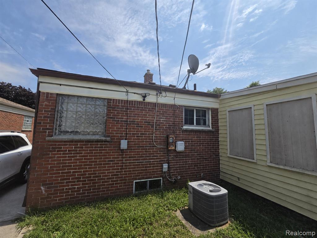 20253 Plainview Avenue - Photo 5