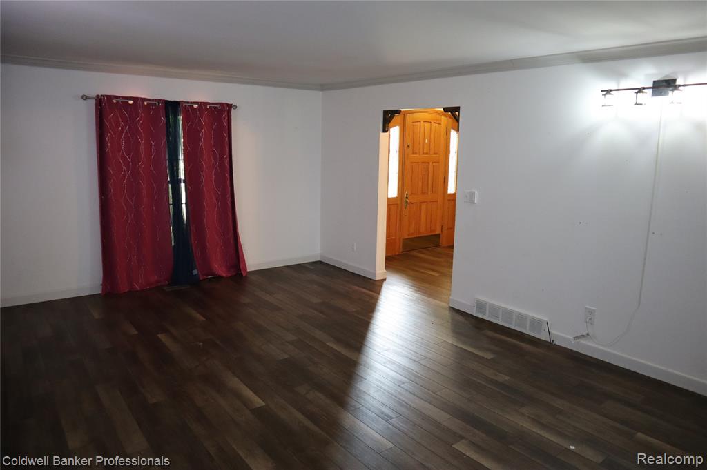 5435 S Sycamore Drive, Burton, MI 48509 — Photo 6