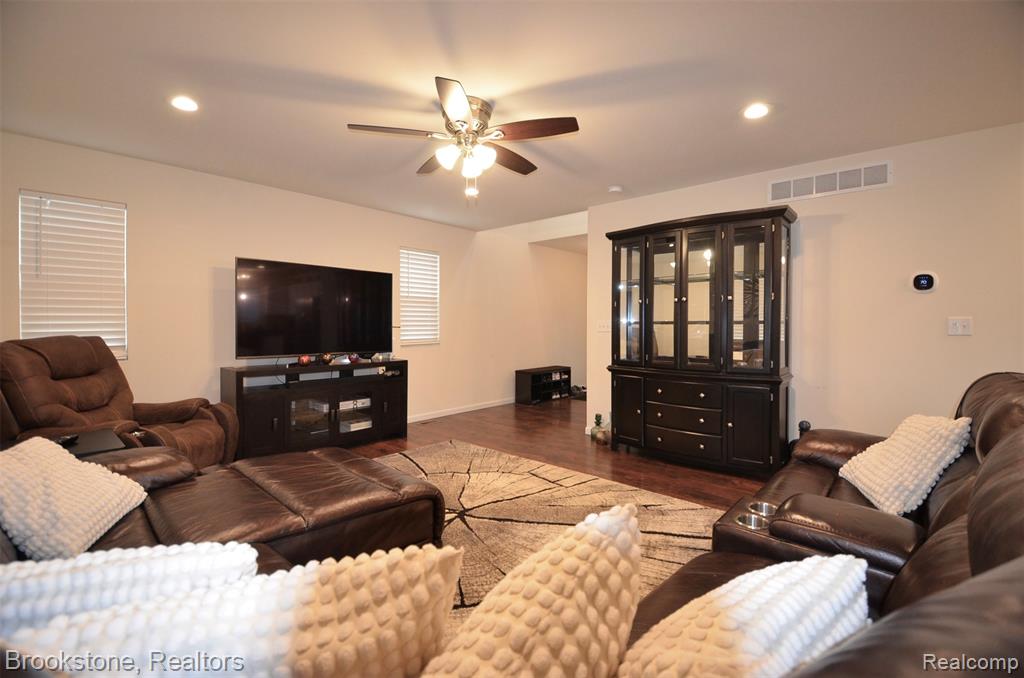 350 Fountain Park Drive, Waterford, MI 48327 — Photo 19