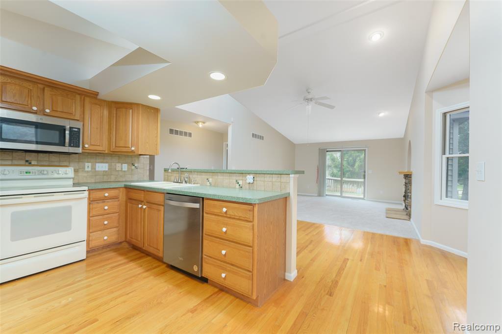 216 Canterbury Court, Linden, MI 48451 — Photo 4