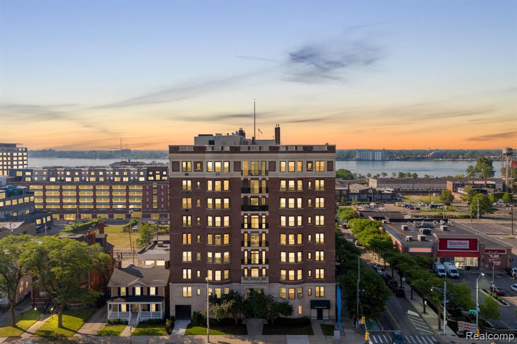 2900 Jefferson, 42, Detroit, MI 48207