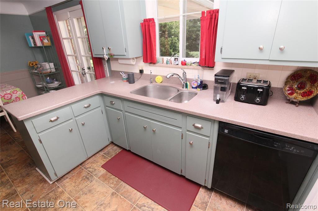 483 Rochdale Drive S, Rochester Hills, MI 48309 — Photo 17