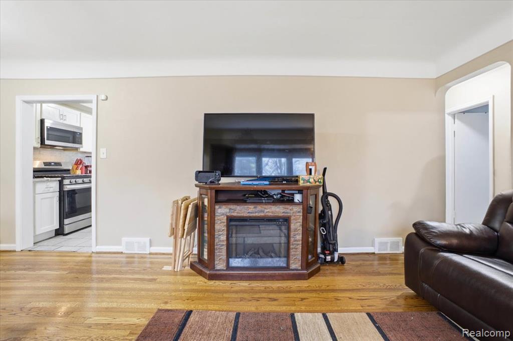 21440 Prestwick Avenue, Harper Woods, MI 48225 — Photo 11