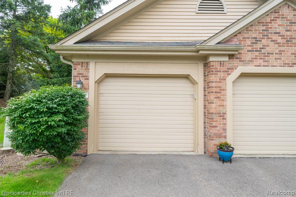 36972 Dartmoor Drive, Farmington Hills, MI 48331 — Photo 2