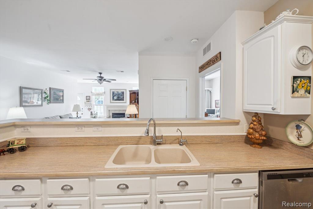 674 OLDE ENGLISH Circle, Howell, MI 48855 — Photo 12