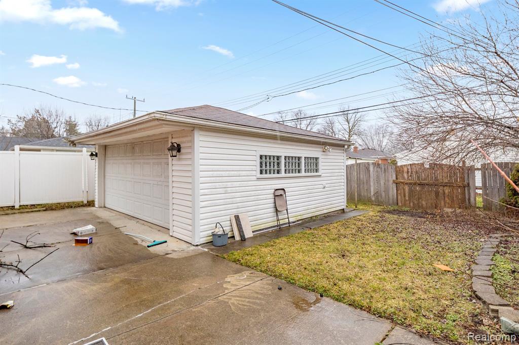 6483 N SILVERY Lane, Dearborn Heights, MI 48127 — Photo 28
