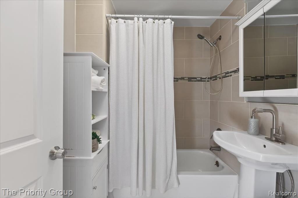636 Lakeview Drive, White Lake, MI — Photo 24