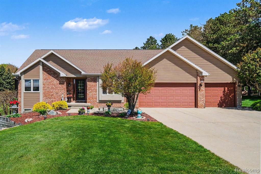408 N Outlook Court, Perry, MI 48872 — front exterior