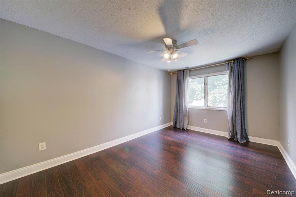 252 PINEWOOD Drive, Plymouth, MI 48170 — Photo 12