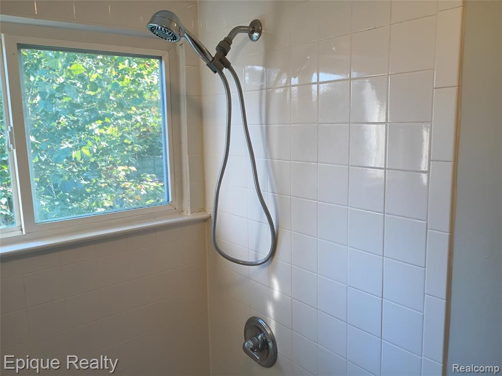 949 Boston Avenue, Waterford, MI 48328 — Photo 13