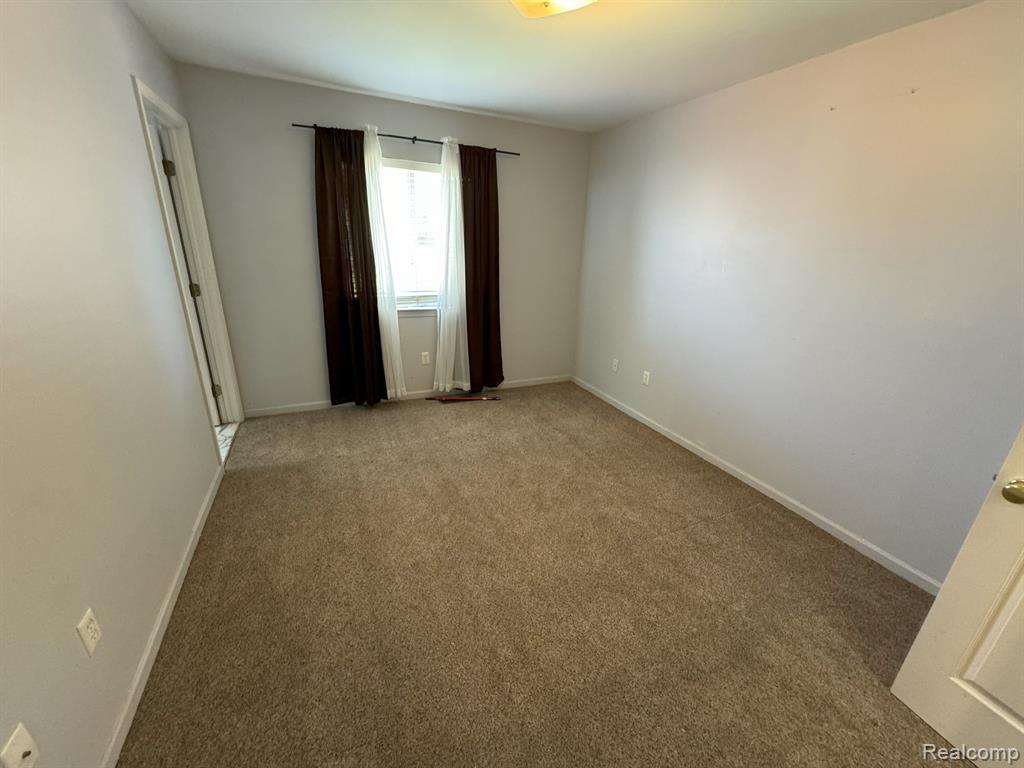 490 MOONLIGHT Drive, Pontiac, MI 48340 — Photo 17