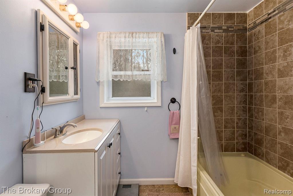 734 WOODLAND Avenue, Lake Orion, MI 48362 — Photo 12