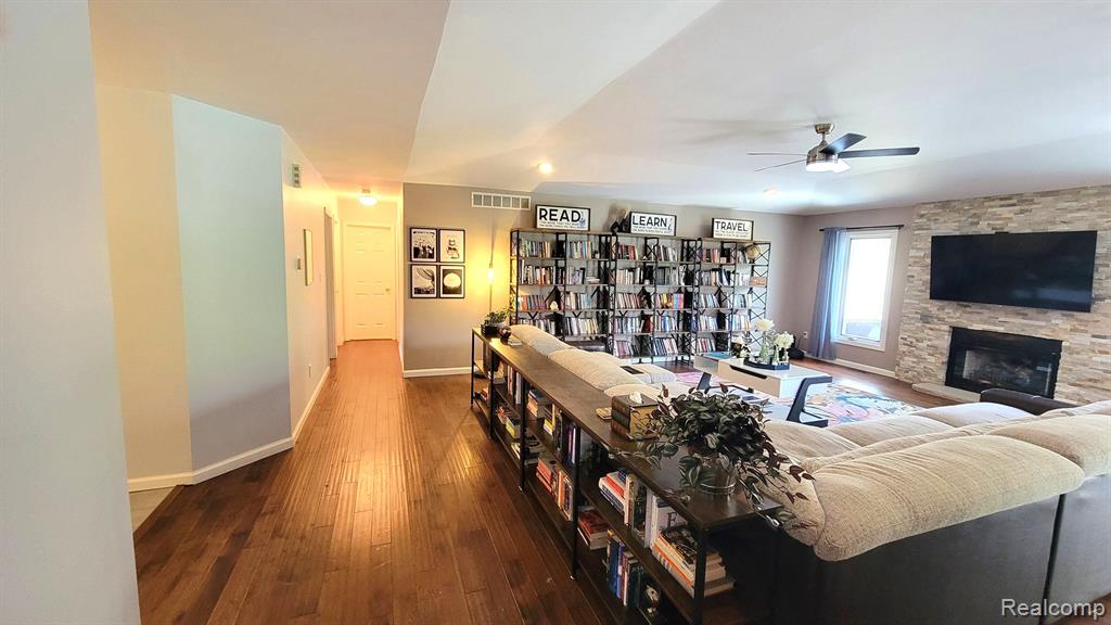 6192 N SHORE Drive, West Bloomfield, MI 48324 — Photo 25