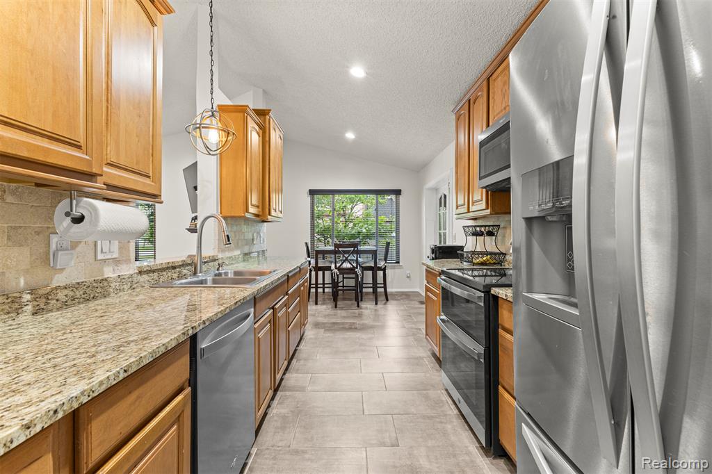 2481 Woodmont Drive E, Canton, MI 48188 — Photo 10