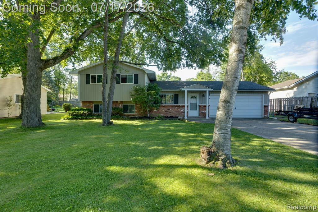 5535 Lake Vista Drive, Waterford, MI 48327 — front exterior