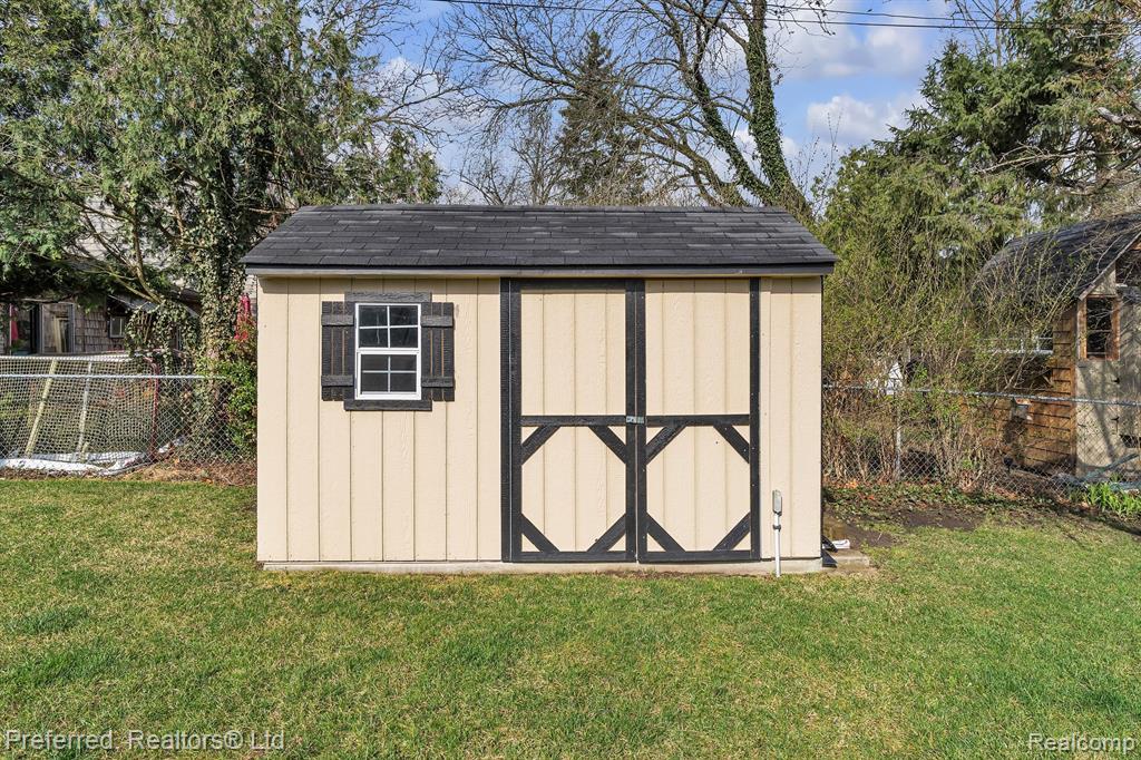 8680 WAR BONNET Drive, Commerce Twp, MI 48382 — Photo 40