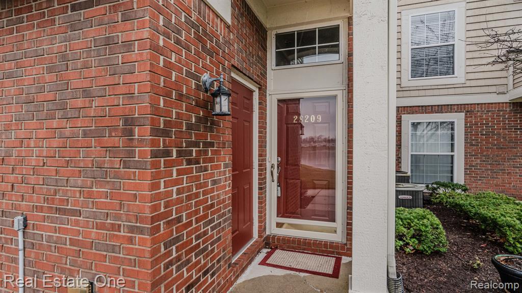 28209 Oakmonte Circle E, 60, New Hudson, MI 48165 — Photo 2