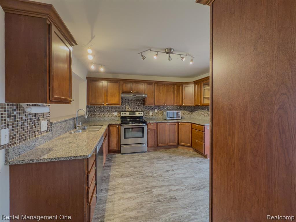 44327 LAKEPOINTE Drive, Sterling Heights, MI 48313 — Photo 4