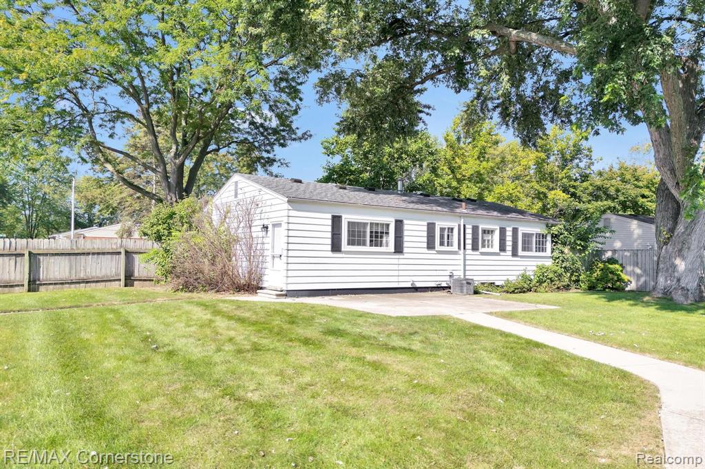 697 WORCHESTER Street, Westland, MI 48186 — Photo 28