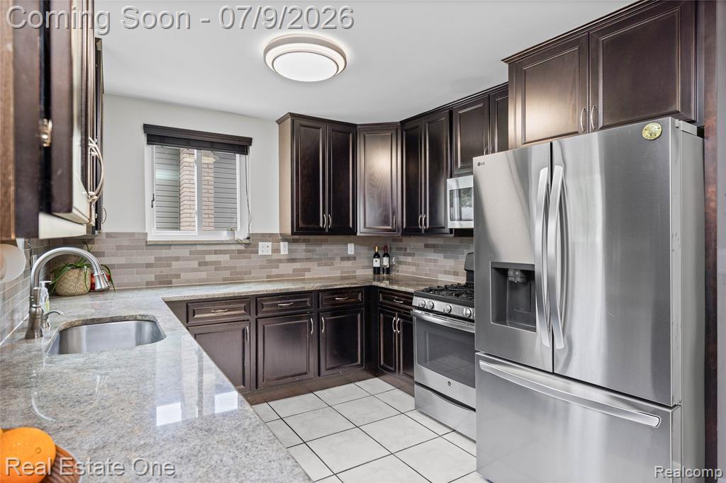 42118 Villanova Drive, Sterling Heights, MI 48313 — Photo 15