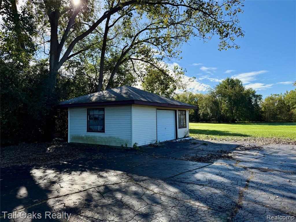 5046 DAVISON Road, Burton, MI 48509 — Photo 7