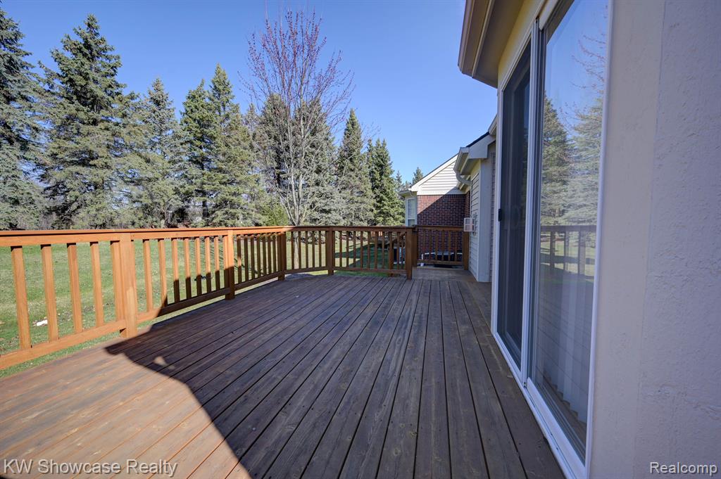 1074 ANDOVER Circle, Commerce Twp, MI 48390 — Photo 42