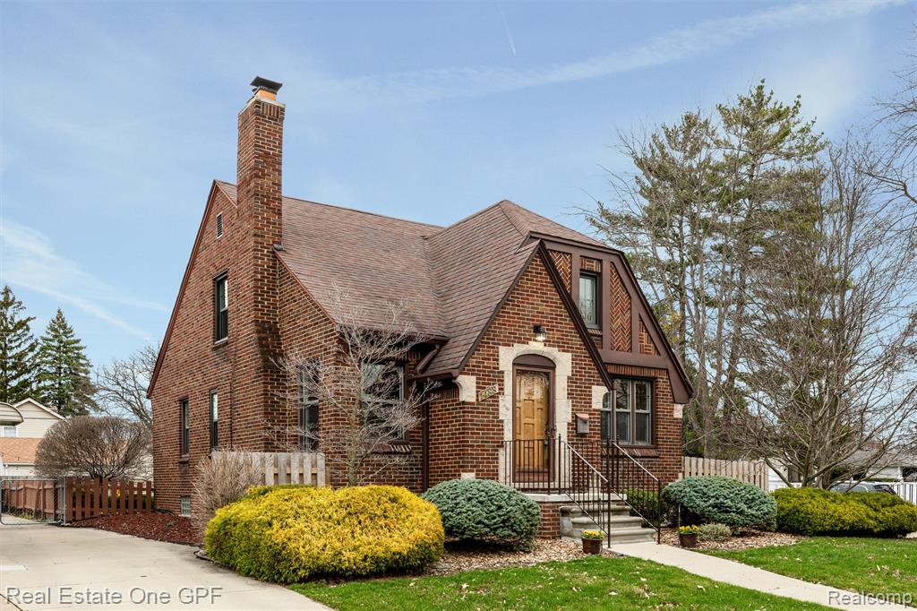 1488 Roslyn Road, Grosse Pointe Woods, MI 48236 — Photo 2